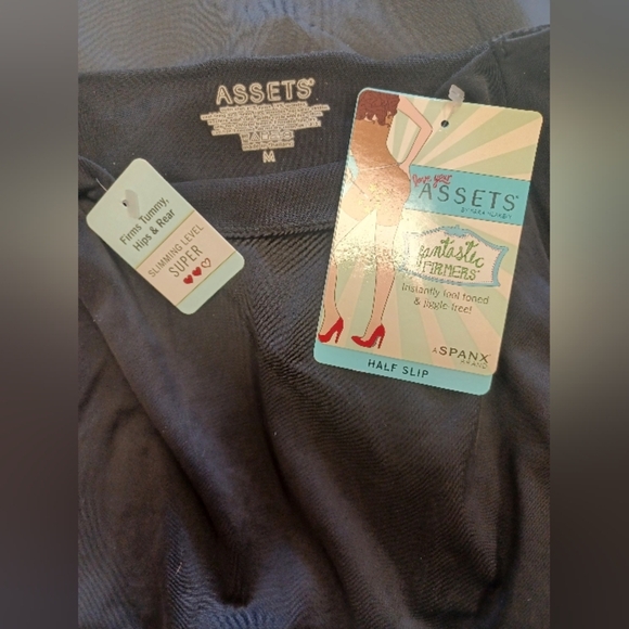 Assets By Sara Blakely NWT Black Half Slip Spanx Size Medium - Picture 4 of 4